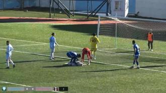 Maçta sahaya girip uyuyan köpek güldürdü