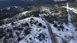 İzmir'in yüksek kesimlerine mevsimin ilk karı düştü