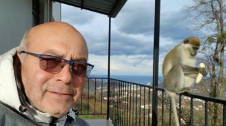 Hayvanat bahçesinden kaçan maymuna balkonunda muz verdi