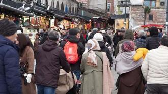 Yeni yıla bir gün kala Eminönü'nde alışveriş yoğunluğu