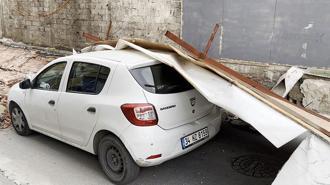 Maltepe'de şantiye duvarı otomobilin üzerine yıkıldı