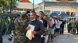 Tayland, 155 gündür alıkoyduğu 18 Kamboçyalı askeri iade etti