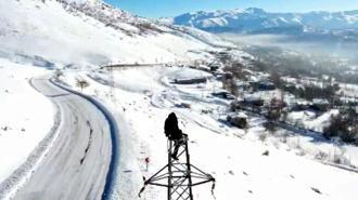 Bitlis'te yüksek gerilim hattında zorlu kış mesaisi