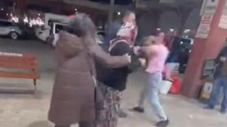 Kadınların saç saça baş başa kavgası kamerada