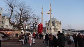Ortaköy'de yılbaşı kutlamaları öncesi yoğunluk