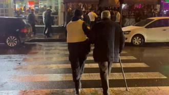 Kayseri'de 'yılbaşı' denetiminde polis memurundan duyarlılık; o anlar kamerada