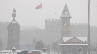 Kayseri’de yılın ilk gününde kar ve sis