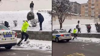 Siirt’te çocuklar ile trafik polisleri kar topu oynadı