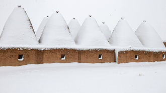Harran'ın konik kubbeli evlerinde kar manzarası