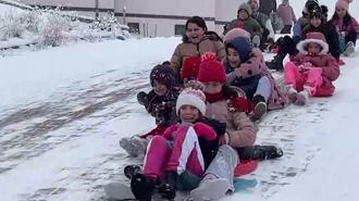 Artvin’de çocuklar karın keyfini çıkardılar