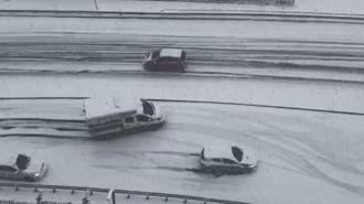 Kar yağışının etkili olduğu Kağıthane'de araçlar ilerlemekte zorlandı