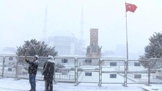 Taksim'de kar yağışı etkili oldu