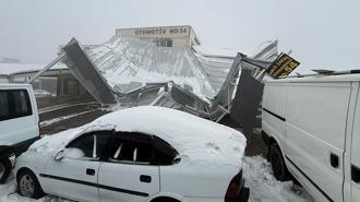 Şanlıurfa’da kar nedeniyle çatılar çöktü; 67 araç hasar gördü