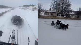 Askere gidecek gençlerin karda eğlencesi kamerada