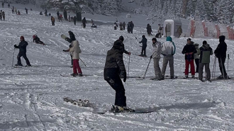 Uludağ'da kayak pistlerinde yeni yıl yoğunluğu