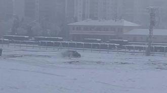 Drift atan sürücünün kamyoneti kara saplandı