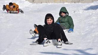 Okulların tatil edildiği Sivas'ta çocukların kızak keyfi