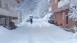 Kar küreme aracına oyun havası ile karşılama