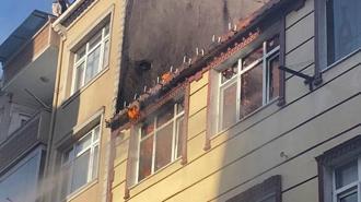 Küçükçekmece'de çatıda yangın; alevler bitişik binaya sıçradı