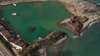 Fırtınanın taşıdığı atıklarla kapanan balıkçı barınağı açıldı