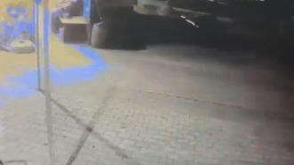 Arnavutköy'de cami avlusunda silahlı saldırıya uğrayan kişi yaralandı; olay kamerada