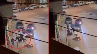 Tartıştığı ağabeyini sokak ortasında bıçakladı; o anlar kamerada