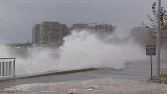 Fırtına nedeniyle Zeytinburnu Sahili'nde dev dalgalar oluştu