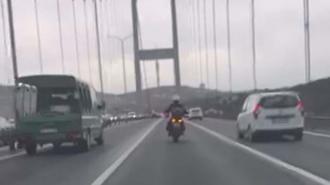 Fırtınada köprüyü geçmeye çalışan motosikletlilere diğer araçlar kalkan oldu