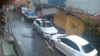İstanbul’da fırtınada çatıların uçtuğu anlar kamerada; ölümden koşarak kurtuldu