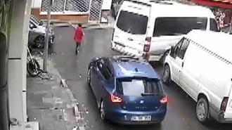 Bayrampaşa'da bir çocuğun, ambulansa yol açmak için sarfettiği çaba güvenlik kameralarına yansıdı