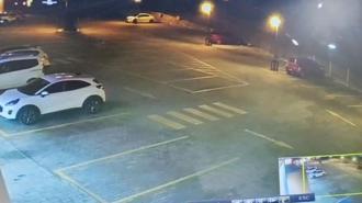 Kuşadası’nda kaldırıma çarpıp, takla atan motosikletin sürücüsü öldü; kaza anı kamerada