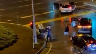 Kazaya karışanlar, sürücüyü darbetti; 3 gözaltı