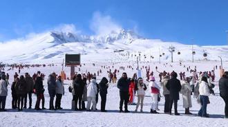 Erciyes Kayak Merkezi’nde hafta sonu yoğunluğu