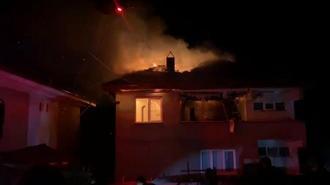 Karabük'te 2 katlı evin çatısı alev alev yandı