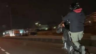 Trafikte tek teker üzerinde motosiklet kullandı; o anlar kamerada