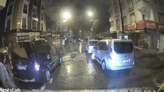 Pendik’te trafik tartışması: Servis minibüsünün camını yumrukladı; 'Seni vururum' diye bağırdı