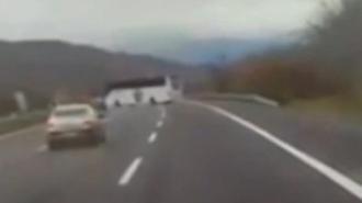 Otomobiliyle, 'U' dönüşü yapan otobüse çarpmaktan son anda kurtuldu