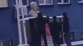 Karla kapanan Atatürk büstünü temizlediler