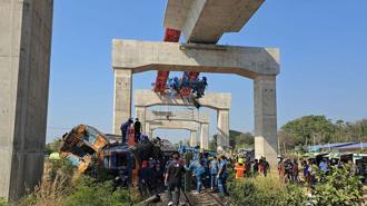Tayland'da vinç trenin üzerine düştü: 32 ölü