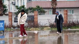 Rögarı olmayan sokak yağmur suyuyla doldu; sitede yaşayanlar yola taş döşeyip ulaşımı sağladı