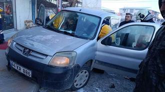 Direksiyon başında kalp krizi geçirip kaza yapan sürücü öldü; o anlar kamerada