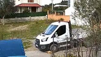 Kamyonetin üzerinden geçtiği köpek 'Meks' öldü; o anlar kamerada