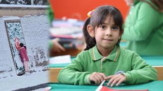 Türk bayrağı motifinin üzerindeki karı temizleyip öpen Zeynep, karnesini aldı