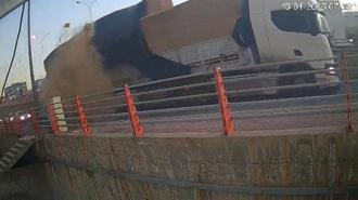 TIR'dan düşen saman balyalarının altında kalmaktan son anda kurtuldu