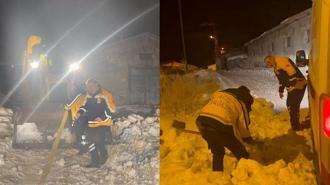 Hasta ihbarına giderken kara saplanan ambulans kurtarıldı