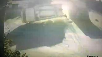 Çöp kamyonunun devrildiği kaza güvenlik kamerasında