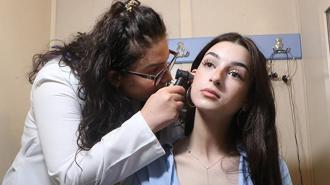 Anne ve babası gibi doğuştan işitme kaybıyla doğan Azra, erken tanı ve tedaviyle bu engeli aştı