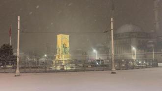 İstanbul'da kar yağışı sürüyor; Taksim Meydanı beyaza büründü