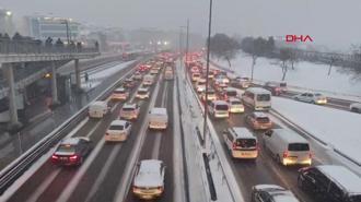 İstanbul'da kar yağışı ile birlikte trafik yoğunluğu