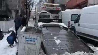 Bağcılar'da kar nedeniyle ambulansın çıkamadığı sokağı çekiciyle açtı